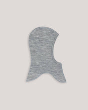 Bebé debajo de la gorra