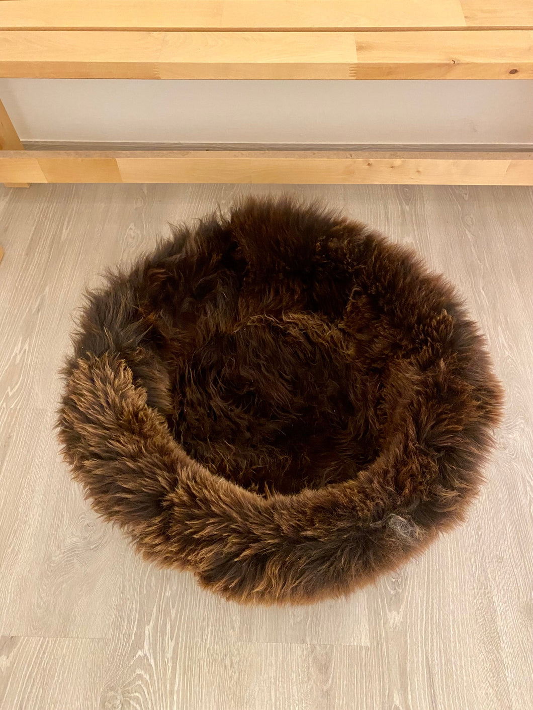 Hundebett und Katzenbett aus echtem Schaffell